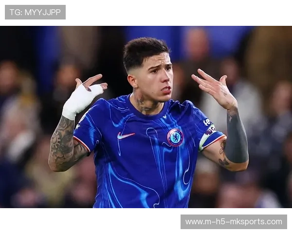 切尔西边路战术演练：由边后卫发起的纵深传球被广泛练习