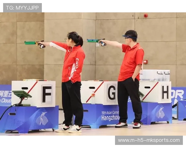 射击冠军比赛后展示秘密训练册